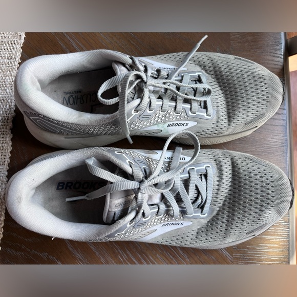 Women’s Brooks tennis shoes.  Ghost 14.  Size 10.5  Gray Silver - Picture 9 of 10